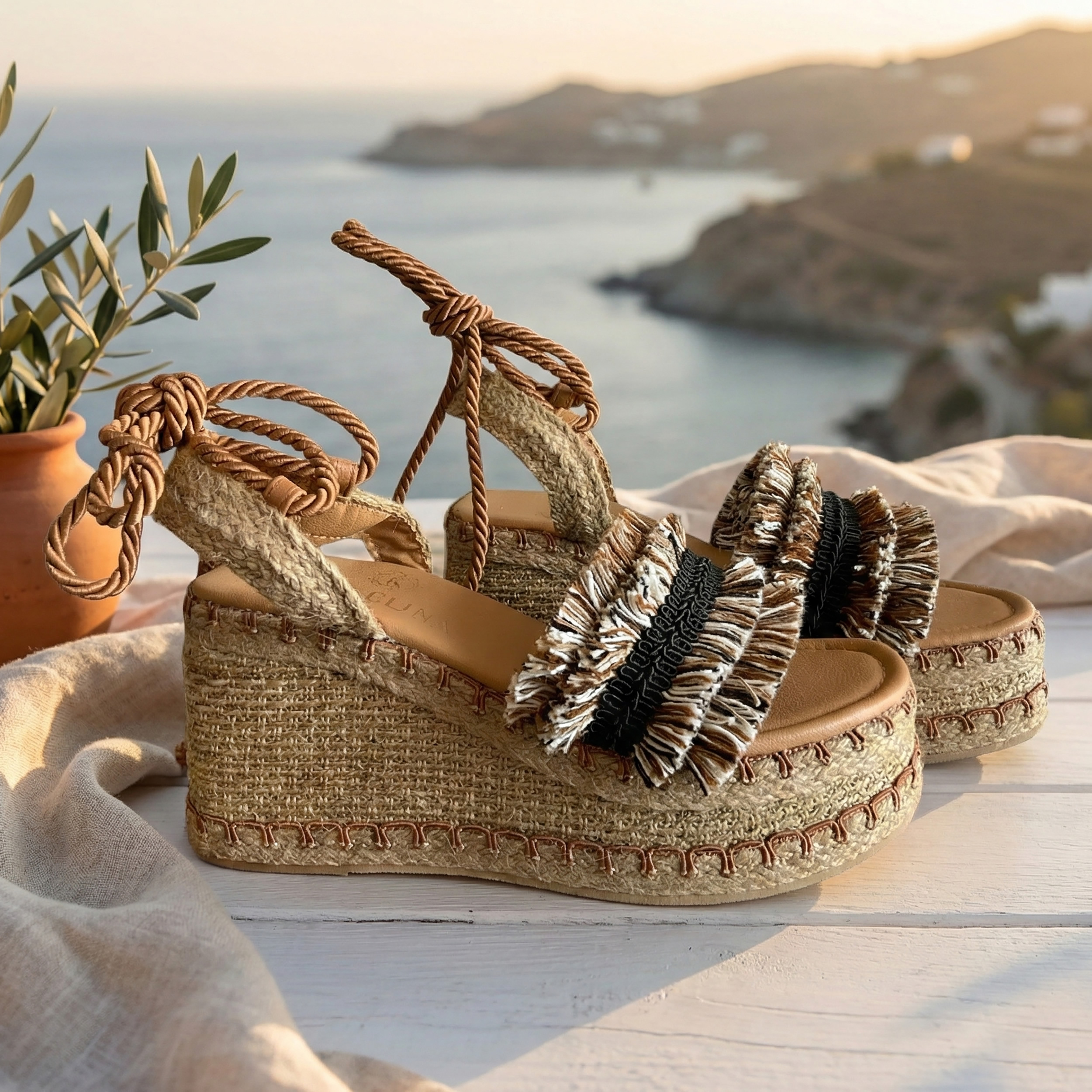 AMBAR KAVËLINA Alpargatas plataforma baja negras